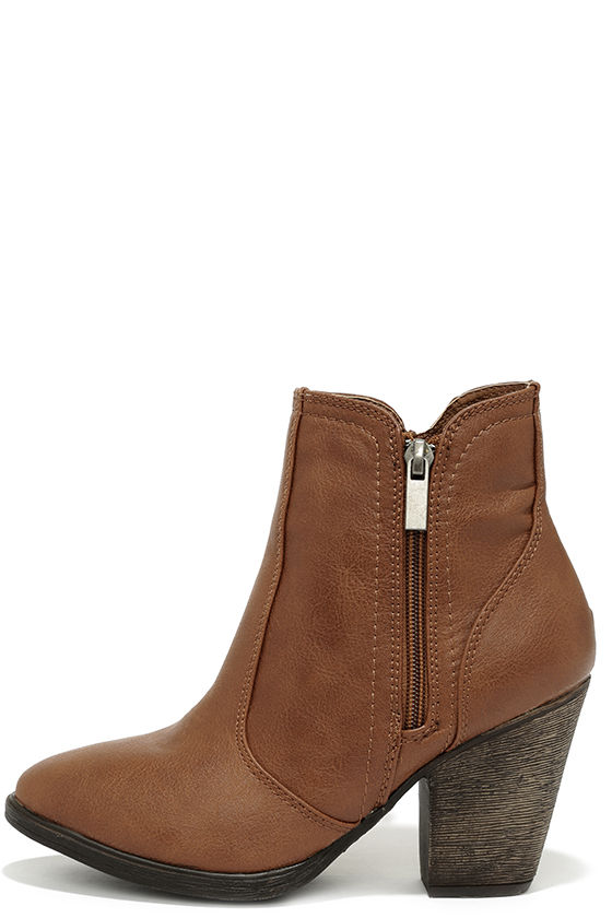 Brown boots for a timelessly stylish look