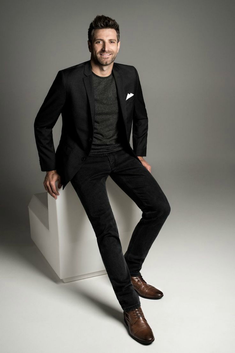 brown shoes with black pants how to wear black trousers with brown shoes for men XDZATPG
