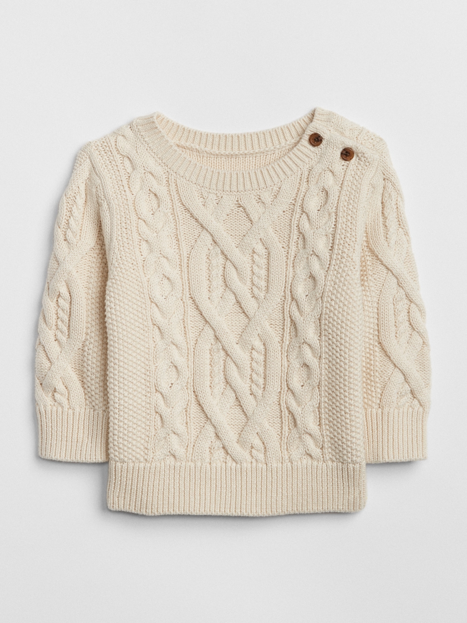 Casual and with style through the winter in a cable knit sweater