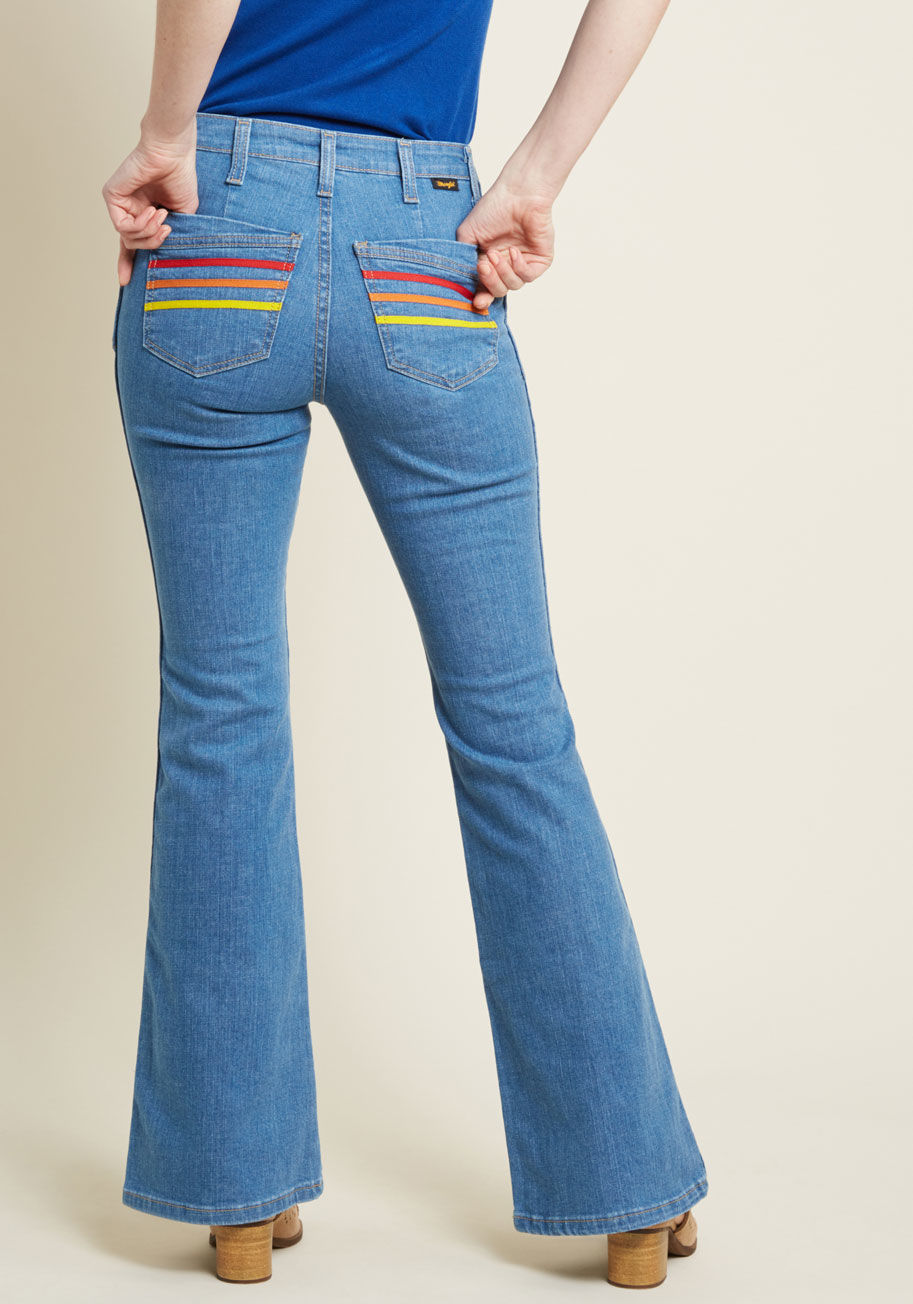 Trendy looks with flared jeans
