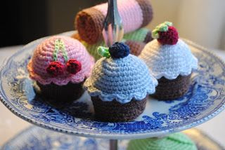 Free Crochet Muffins Pattern free crochet cupcake / muffin pattern - gratis mönster på virkade cupcakes  muffins TUAGBTB