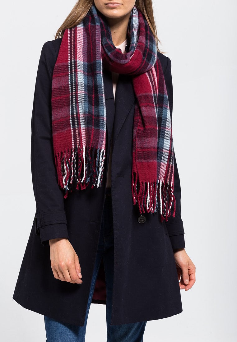 The matching s.Oliver scarf for every season