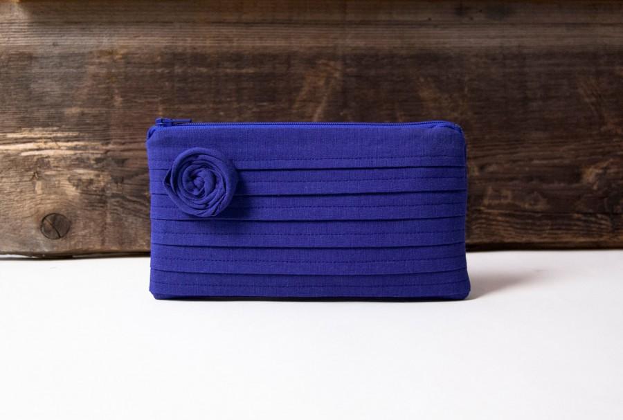 Clutch in blue: the latest pocket trend of the year