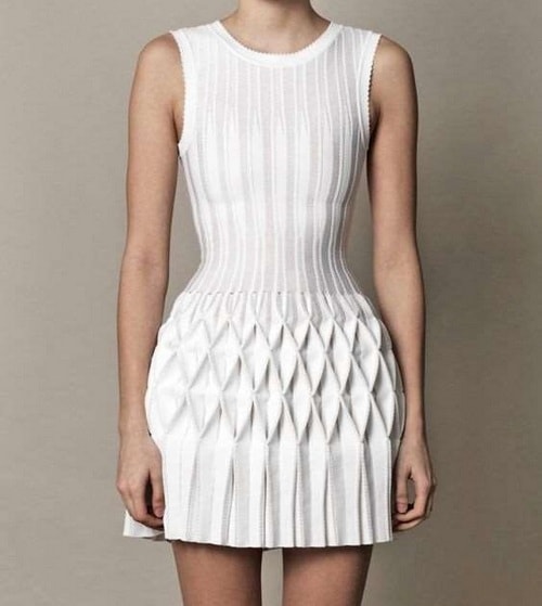 Stylish pleated pleated dresses – then as now