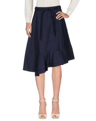 Knee-length skirts: ideal for office and leisure