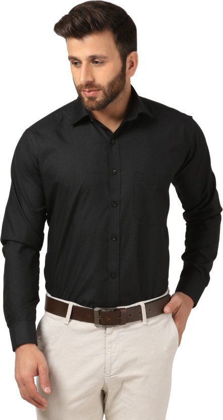 Black shirt – the all-rounder for leisure and work