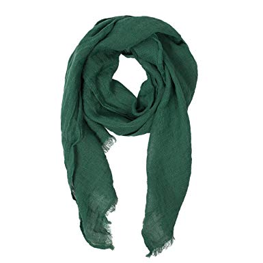 A scarf in green is the perfect accessory for many outfits