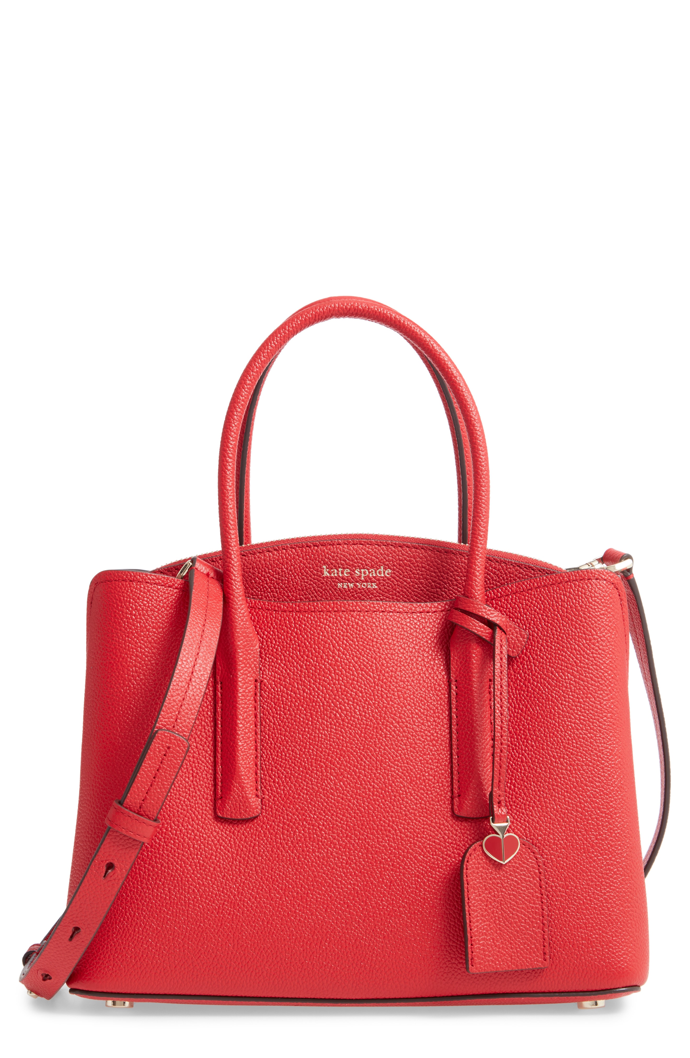 Red bag: eye-catcher for modern outfits